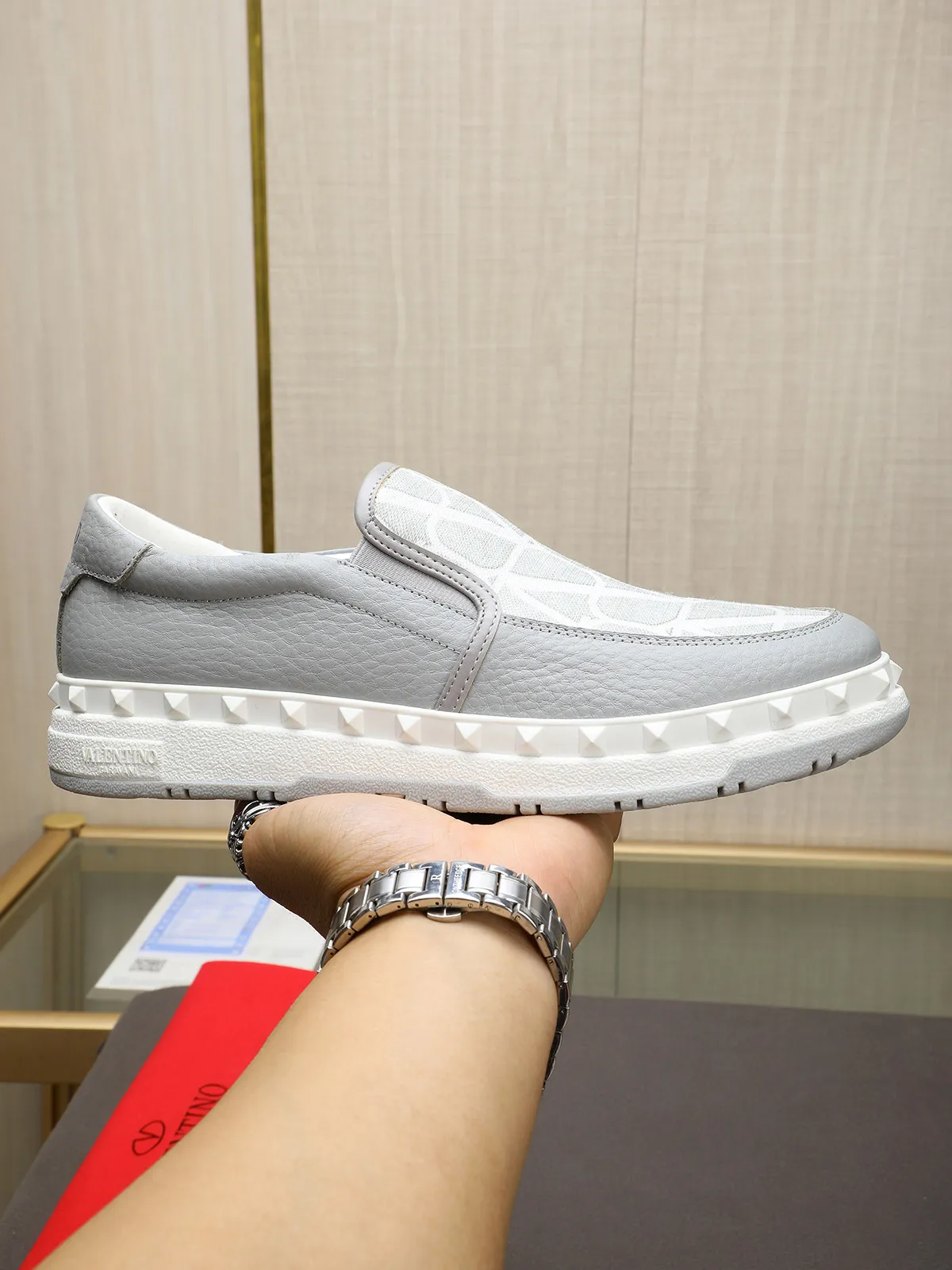 Men's shoes 💰440 Valentino "VALENTINO" hot sale ❤️ Counters ship at the same time 1:1 👏 Imported cowhide + waterproof fabric + leather lining 🐂 Casual fashion shoes Exquisite workmanship Original original outsole 38-44 (45 customized, non-refundable)
